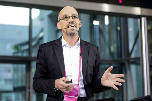 Bernd Jäger, Practice Lead für ICS/IoT Security bei der Telekom-Security:Die Entkopplung von Energieerzeugung und -verteilung in der Wertschöpfungskette der Energiebranche verspricht mehr Konkurrenz und attraktive Strompreise. Sie erfordert aber zugleich den Einsatz neuartiger Technik und stärkerer Vernetzung. Dies erhöht die Komplexität des Gesamtsystems deutlich. Das macht das System angreifbar. Wahrscheinliche Angriffsvektoren sind etwa die Software der Komponenten, Remote-Zugänge, Netzkopplungen zwischen IT und OT und spezielle Gruppen von Mitarbeitern wie Administratoren. Genau diese Komplexität macht gezielte Angriffe aber auch schwer, aufwändig, teuer und langwierig. Ein 100-prozentiger Schutz ist nicht realistisch. Wenn man sich allerdings gut vorbereitet hat, hat man gute Chancen, Attacken frühzeitig zu entdecken und zu stoppen. Eine gute Verteidigung basiert auf den Fähigkeiten der Mitarbeiter, den Werkzeugen und Prozessen.