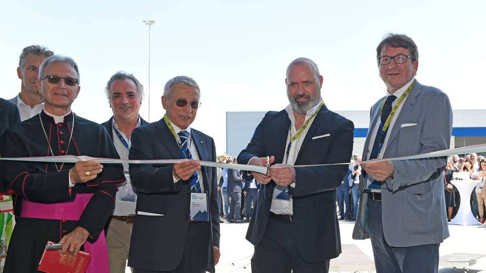 Technologiezentrum lädt junge Fachleute zum Forschen ein Das symbolische Durchschneiden des Eröffnungsbandes – der Startschuss für gemeinsames Forschen.