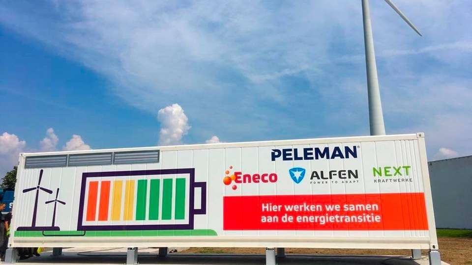 Die erste Batterie, die an das Verteilnetz angeschlossen ist und zugleich Primärregelleistung für das Übertragungsnetz bereitstellt.