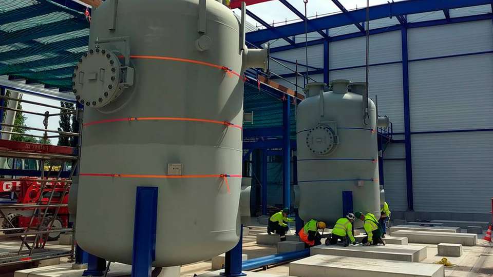 Der erste Elektrodenkessel ist bereits fest an seinem Platz montiert, der zweite - noch am Haken - wird millimetergenau an seinen künftigen Standplatz gebracht.