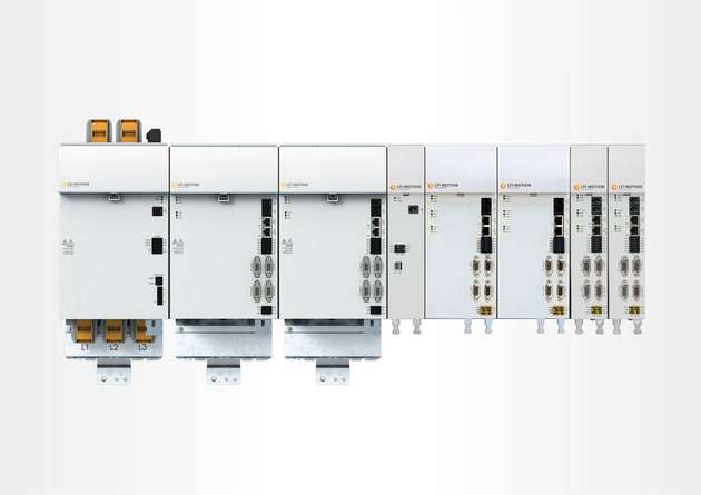 Das kompakte ServoOne CM Mehrachs-Antriebssystem mit 75 kW Einspeiseleistung sowie 16 Servoachsen zwischen 6 und 45 A auf 88 cm Schaltschrankbreite.
