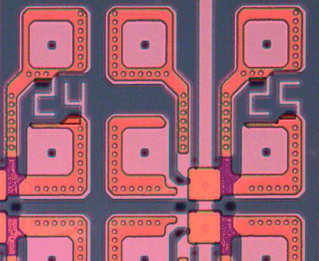Winzig kleine Poren wurden mit Molekülen gefüllt sowie von unten über eine Platin- und von oben über eine Gold-Nanopartikel-Elektrode kontaktiert.