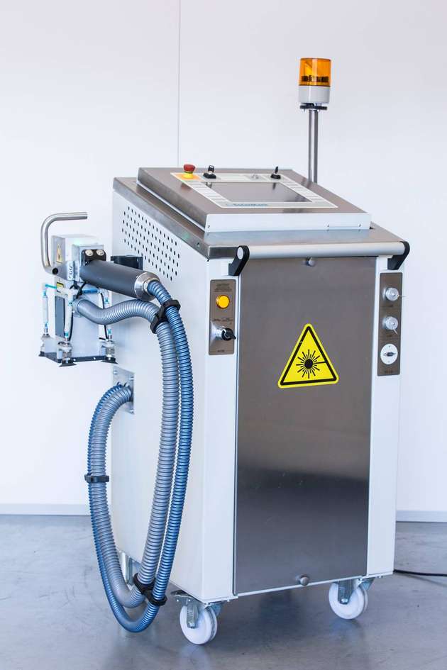 Die Laserstation von Bluhm Systeme kann frei durch die Produktion gerollt werden und nutzt zum Markieren den Faserlaser e-SolarMark FL.