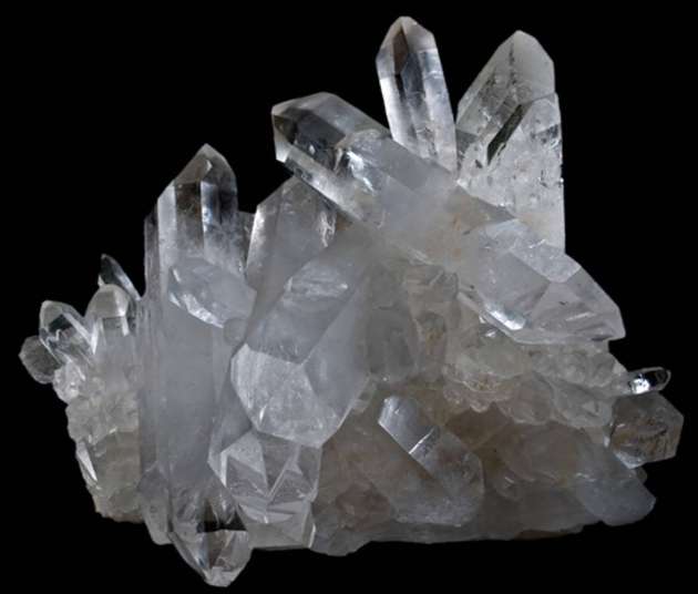 Silizium ist in Form von Siliziumdioxid (SiO2) zum Beispiel in diesen weißen Quarzkristallen enthalten.