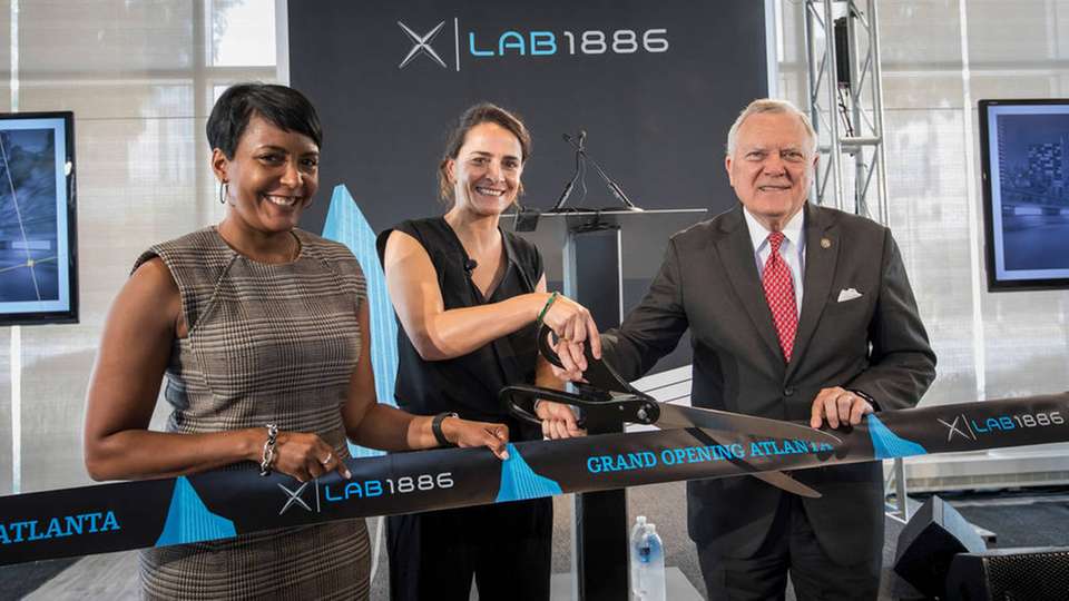 Daimler eröffnet neues Innovationslabor in Atlanta Von links nach rechts: Keisha Lance Bottoms, Bürgermeisterin von Atlanta; Susanne Hahn, Leitung Lab1886 Global und Nathan Deal, Gouverneur von Georgia (GA), bei der Eröffnung des Lab1886 in Atlanta.