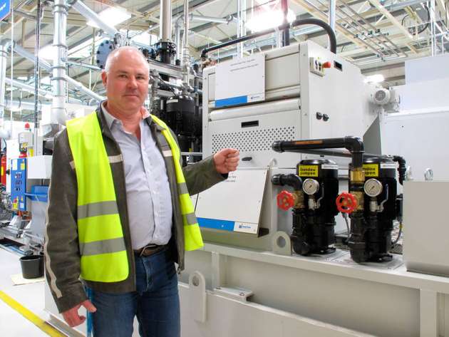 Betriebsleiter des SKF-Werks Martin Zverina: „Der Energieverbrauch liegt bei lediglich 40 Prozent im Vergleich zu einer Einzelplatz-Anlage.“