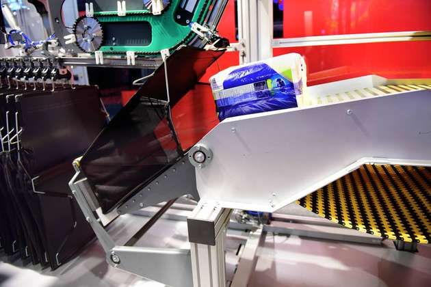 Die automatischen Be- und Entladestationen für die Warendistribution handhaben bis zu 2.000 Taschen pro Stunde.