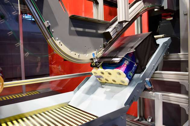Die Produkte gleiten am Ende durch einen Kippmechanismus automatisch aus der Tasche heraus.