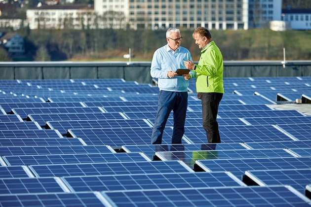 Das Facility-Management-Team denkt auch über die AR-gestützte Wartung der Photovoltaik-Anlage nach.