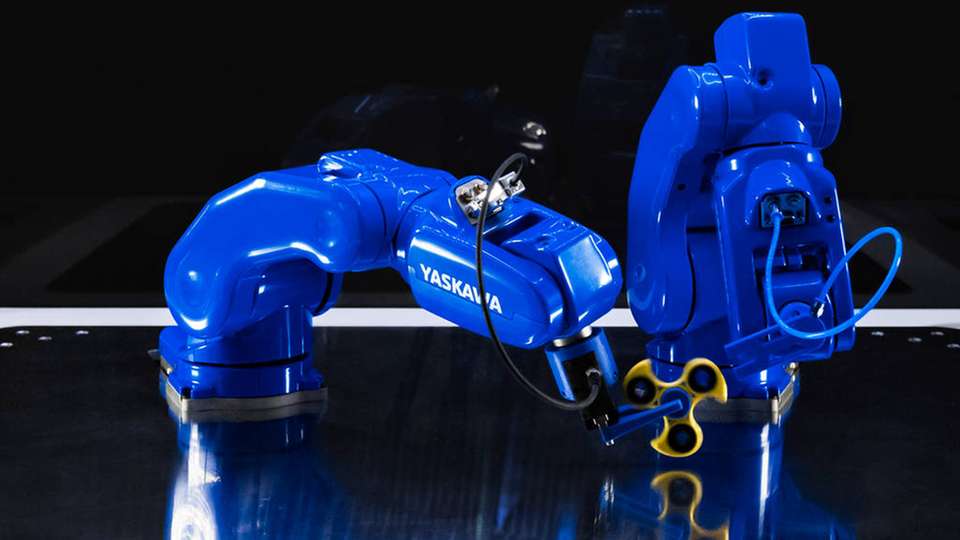 Ein Blickfang am AMB-Stand von Yaskawa: eine Showzelle, in der zwei MotoMini-Roboter ihre Schnelligkeit unter Beweis stellen.