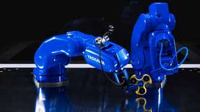 Ein Blickfang am AMB-Stand von Yaskawa: eine Showzelle, in der zwei MotoMini-Roboter ihre Schnelligkeit unter Beweis stellen.