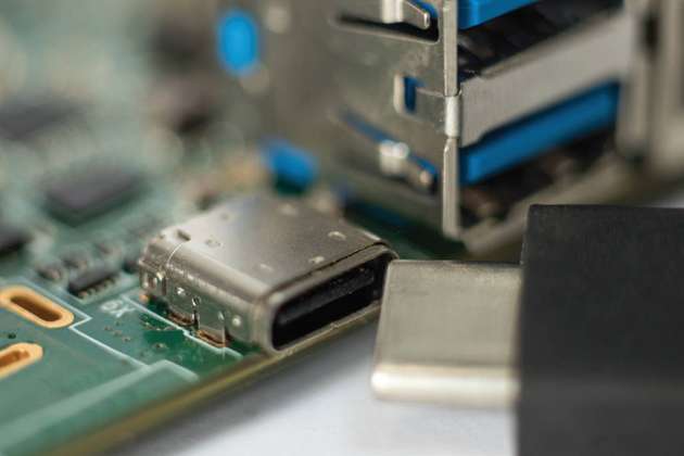 Der USB-Typ-C-Stecker ist ein platzsparender reversibler Stecker mit 24 Pins. Die Buchse ist für 10.000 Steckvorgänge spezifiziert.