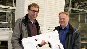 Thomas Schmitt (links) und Atlas-Copco-Berater Stefan Fischer (rechts) mit einem Verpackungspolster für ein Haushaltsgerät. Mit diesen leichten Formteilen aus expandiertem Polystyrol (Styropor) werden zum Beispiel Spül- oder Waschmaschinen verpackt.