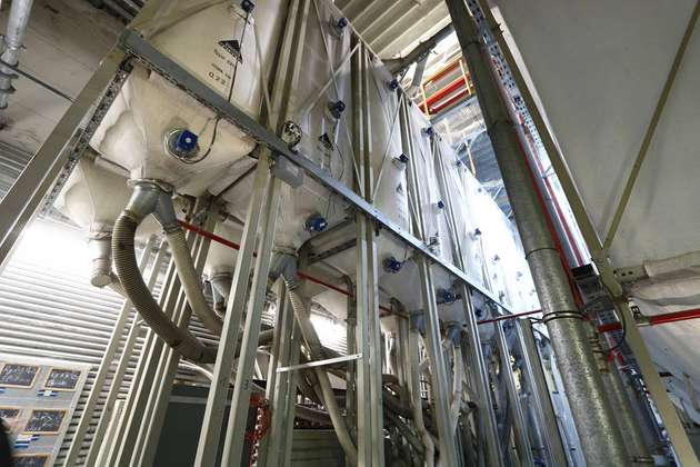 In diesen Stoffsilos wird das vorgeschäumte EPS bevorratet. Über die Schläuche gelangt es in die Maschinen, in denen die Perlen unter Einwirkung von Wasserdampf zum Formteil expandieren.