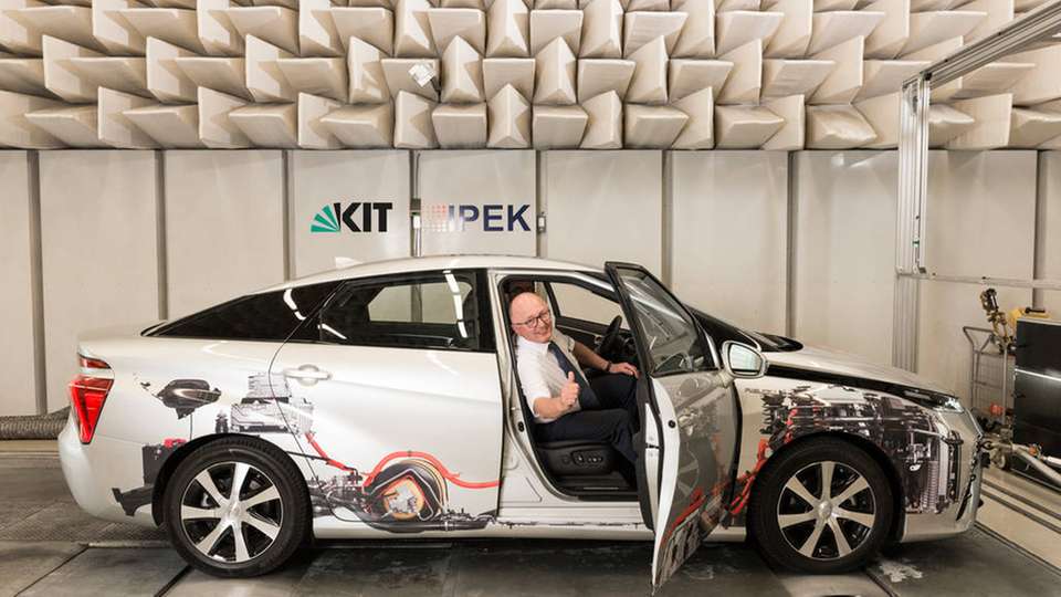 Professor Albert Albers, Leiter des IPEK, in einem Brennstoffzellenfahrzeug auf dem Rollenprüfstand.