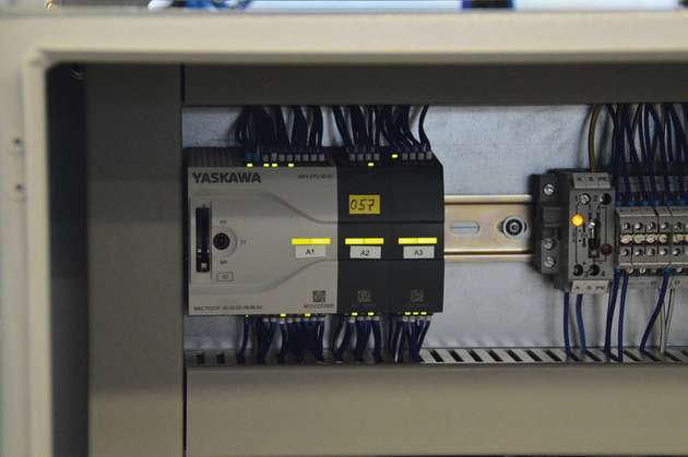 Neuerdings kommt bei Heripack die Micro PLC von Yaskawa zum Einsatz. Alle Prozessschritte des Auffalters werden über die neue Kleinsteuerung gesteuert. Sie ist extrem kompakt und lässt viel Platz im Schaltschrank. 