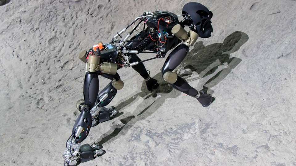 Laufroboter Charlie trainiert für die Marsmission.
