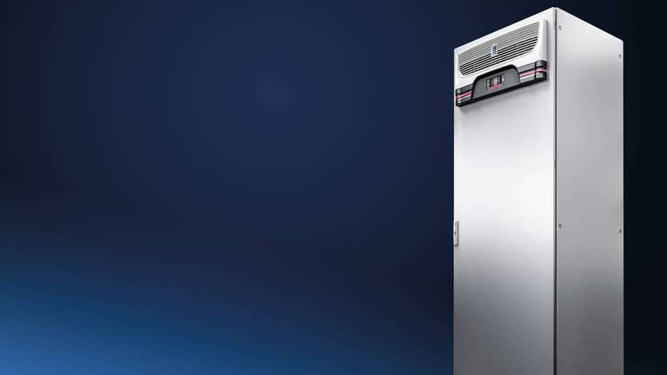 In Rittals Integrationslösungen ist ein ein Blue e+ Kühlgerät mit einer Kühlleistung von 1,5 kW im oberen Bereich des Schaltschranks angebracht.