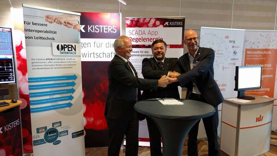 Vertragsunterzeichnung auf der Netz.Werk.Technik 2018 in Mainz (von links nach rechts: Wolfgang Fischer (PSI), Michael Untiet (KISTERS), Jörng Fischer (ids))