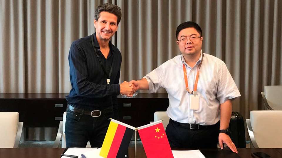 Andreas Urschitz, Präsident der Division Power Management & Multimarket bei Infineon Technologies (links) und Wei Ku, Vice President der Alibaba Group, unterzeichneten die Absichtserklärung über IoT-Anwendungen für die Bereiche Smart Life und Smart Industry.