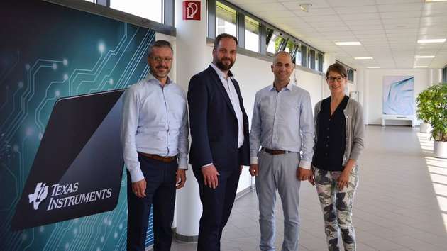 Von links nach rechts: TI-Geschäftsführer Andreas Schwaiger, Oberbürgermeister Tobias Eschenbacher, Tobias Leisgang, Systems Engineering Manager von TI, und Andrea Hauptfleisch, Employee & Corporate Communications Manager von TI, freuen sich auf viele Teilnehmer/-innen, Schüler/-innen, Studierende, „fertige“ Ingenieure/-innen und Start-ups.