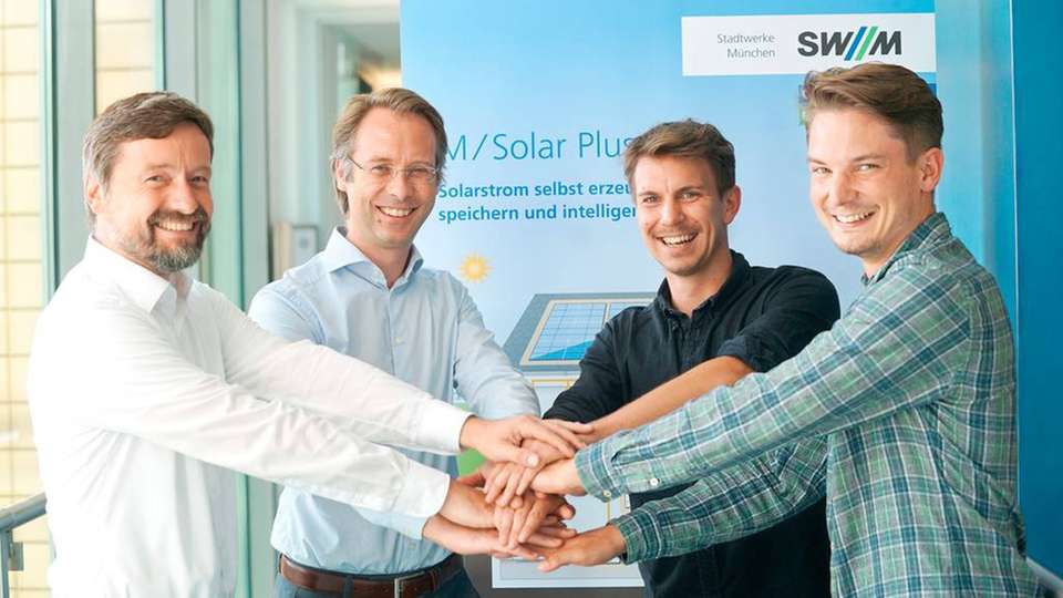 Gemeinsam für den Ausbau erneuerbarer Energien (von links nach rechts): Markus Reckzeh, SWM Produktmanager M-Solar, Dr. Thomas Lüers, Leiter Dezentrale Energielösungen bei den SWM, Daniel Schmitt, Geschäftsführer Memodo, und Andreas Maier, Geschäftsführer Emondo.