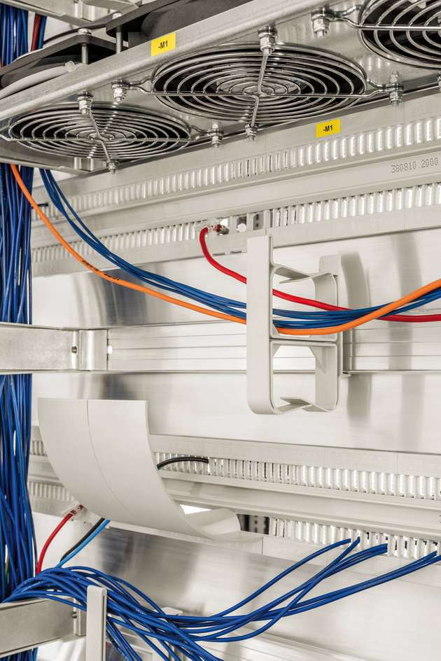 Mit dem AirStream Verdrahtungssystem sorgt Lütze für eine Homogenisierung des Schaltschrankklimas und vermeidet Hot-spots. Der Verzicht auf Kabelkanäle begünstigt die Wärmeabfuhr, Luftleitbleche AirBlades leiten den Luftstrom auf kritische Komponenten. Die Anwendung AirTemp ermöglicht dabei die Analyse der Wärmeentwicklung und -verteilung im Schaltschrank.