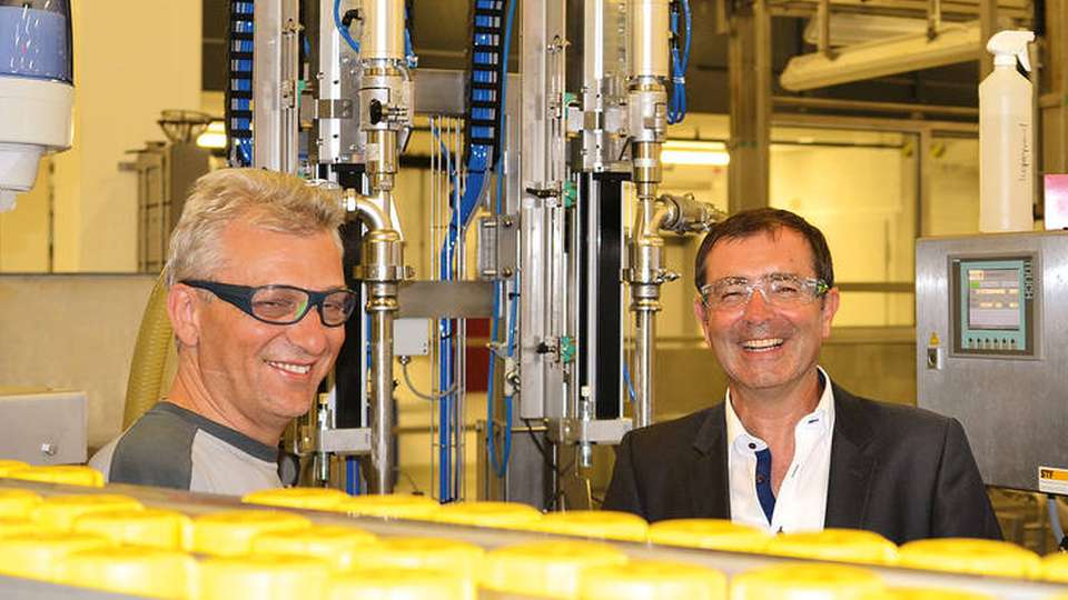 Hansueli Götti (links), Leiter Betrieb der Halag Chemie ist mit seinem Unternehmen bereits seit 20 Jahren Kunde von Bizerba Busch. Recht im Bild zu sehen ist Dieter Conzelmann, Geschäftsführer des Maschinenbauers.