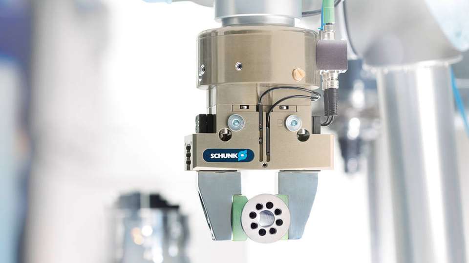 Ab sofort bietet Schunk speziell für die Roboterarme von Universal Robots einen kompletten Greifsystembaukasten, der elektrisch und pneumatisch gesteuerte Greifer, Schnellwechselmodule und Kraft-Momenten-Sensoren umfasst.
