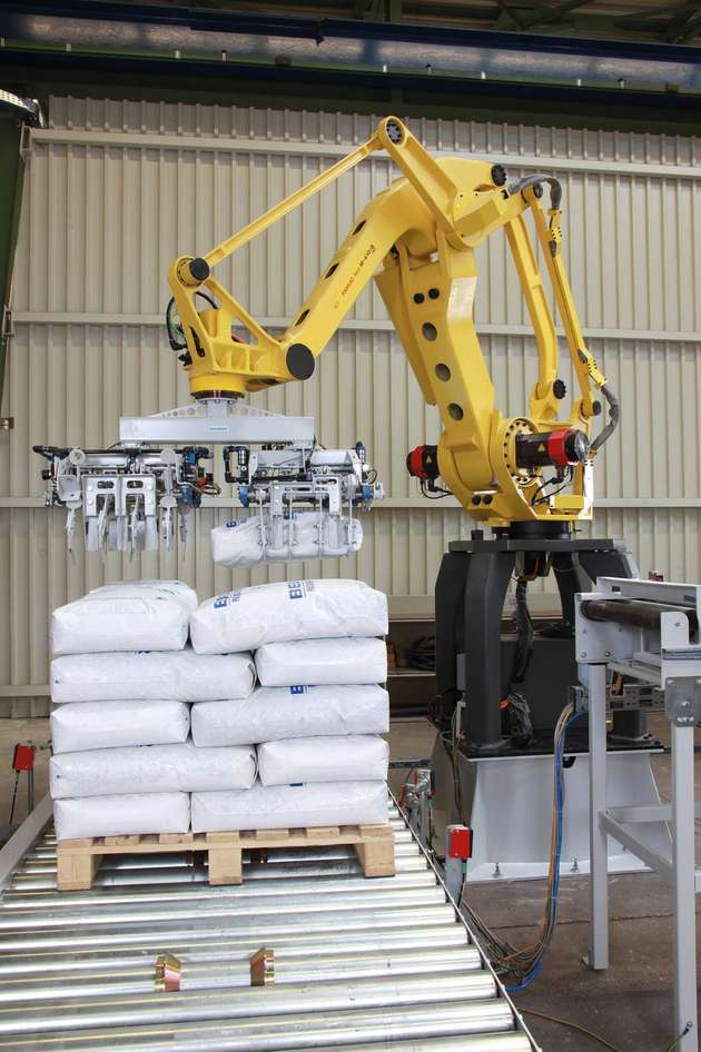 Die Baureihe Robotpac palettiert und depalettiert mit spezifisch entwickelten Greifsystemen unterschiedlichste Packstücke.