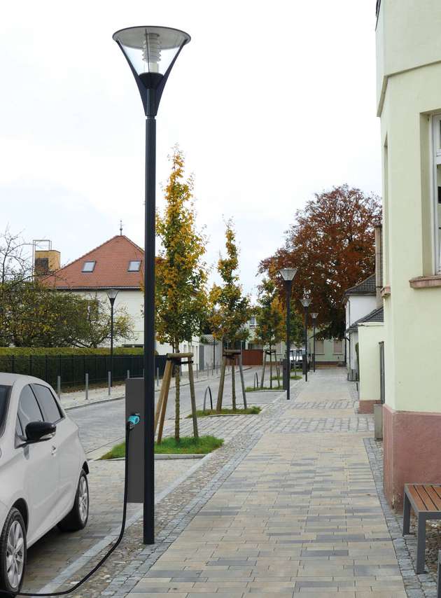 Stadtleuchte „Clara“ spendet nicht nur Licht, sondern bietet dezent verpackt auch die Möglichkeit, Elektrofahrzeuge am Straßenrand aufzuladen. Extra Ladesäulen können so im Stadtbild vermieden werden.