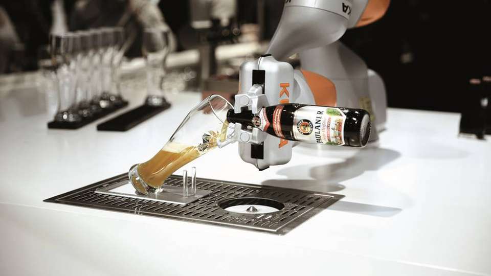 Der beliebteste Kuka-Roboter darf auf keiner Messe fehlen.