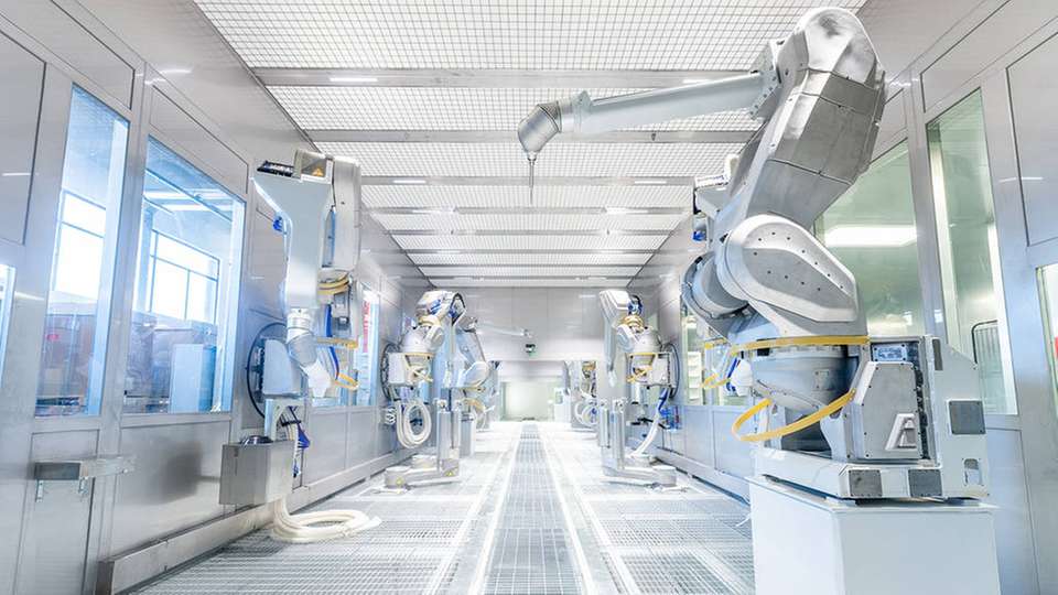 Kurz vor Inbetriebnahme: Die neue Robotergeneration von Dürr lackiert bald elektrisch angetriebene SUVs in China.