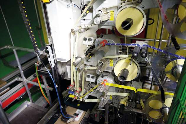 Bei Apetito etikettieren Etikettenspender vom Typ Alpha Compact von Bluhm Systeme ganz ohne Einhausung zuverlässig die fertig kommissionierten Kartons bei -24° C.