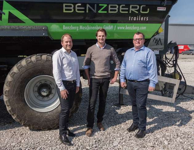 Bernhard Schmidthammer (B&R, links), Benzberg-Geschäftsführer Herbert Schneeberger (Mitte) und Josef Joachimbauer (B&R, rechts) vor einem Benzberg-Muldenkipper. 