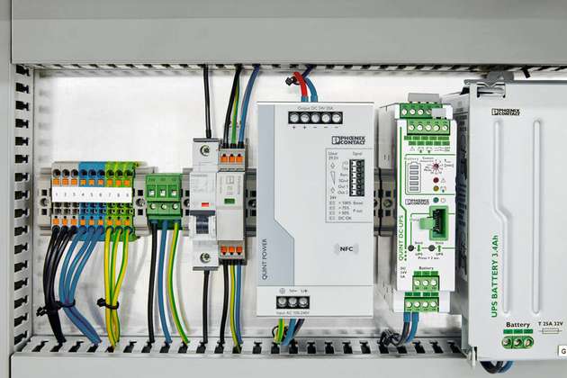 Das SPD Plugtrab SEC (Mitte links) schützt die Stromversorgung Quint Power (Mitte rechts) bei hohen Überspannungsbelastungen.