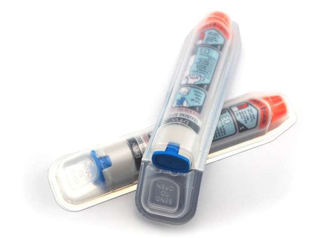 Die Verpackungslinie von Multivac packt medizinische Utensilien wie Injector Pens ...