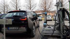 Mit dem robotergesteuerten Schnellladesystem für E-Fahrzeuge präsentieren Forschende der TU Graz gemeinsam mit Industriepartnern eine Weltneuheit.