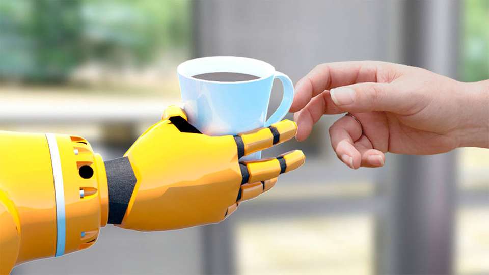 Die Übergabe einer heißen Tasse vom Roboter an den Menschen ist nicht ungefährlich.