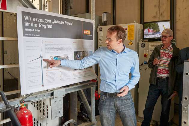 Projektleiter Markus Behr erklärt auf Führungen durch die Windenergieanlage, wie aus Wind Strom wird.