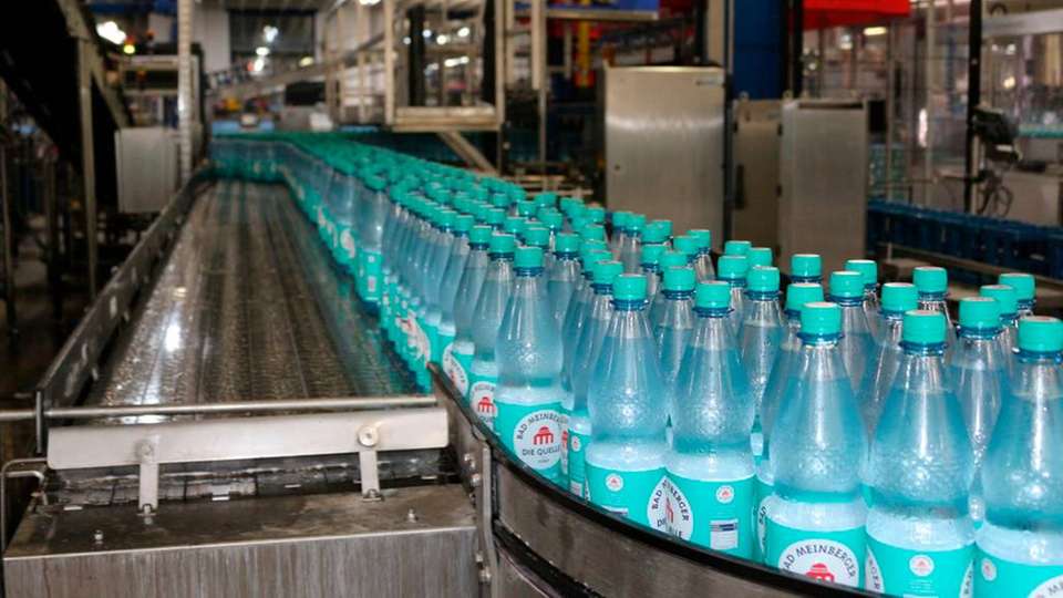 Der Getränkeproduzent Bad Meinberger füllt Mineralwasser und darauf basierende Erfrischungsgetränke ab. Bei allen Herstellungsprozessen muss die geforderte Lebensmittelsicherheit garantiert sein.
