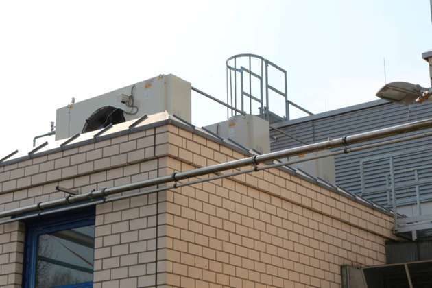 Die drei Wasserkühler für die Kompressoren sind auf dem Dach angebracht. In einem geschlossenen Kühlkreislauf werden die Maschinen mit Wasser versorgt.
