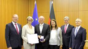 Bei der Verleihung des Ordens in Berlin (von links): Matthias Schwarte, Kanzler der Westfälischen Wilhelms-Universität Münster (WWU); Anja Karliczek, Bundesministerin für Bildung und Forschung (BMBF); Prof. Martin Winter; Veronika Winter; Prof. Wolfgang Marquardt, Vorstandsvorsitzender des Forschungszentrums Jülich und Prof. Harald Bolt, Mitglied des Vorstandes des Forschungszentrums Jülich