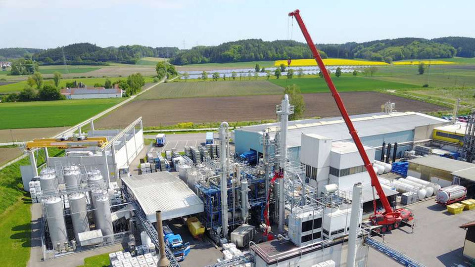 Fast zwei Millionen Euro hat Richard Geiss in die jüngste Erweiterung ihrer Destillationskolonnen in Offingen investiert.