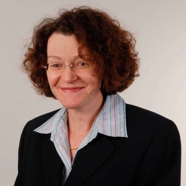 Dr. Sabine Amberg-Schwab ist promovierte Chemikerin und Leiterin der Abteilung Barriere- und Multifunktionsschichten am Fraunhofer ISC.