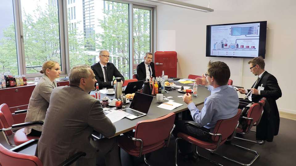 Beim publish-industry Verlag in München diskutierten über Predictive Maintenance (v.l.n.r.): Die Chefredakteure Jessica Bischoff und Christian Vilsbeck mit Michael Herbort von ABB, Jan Vestbjerg Koch von Lenze, Dr. Jesko Merkel von Point 8 und Danilo Hollosi vom Fraunhofer Institut für Digitale Medientechnologie IDMT.