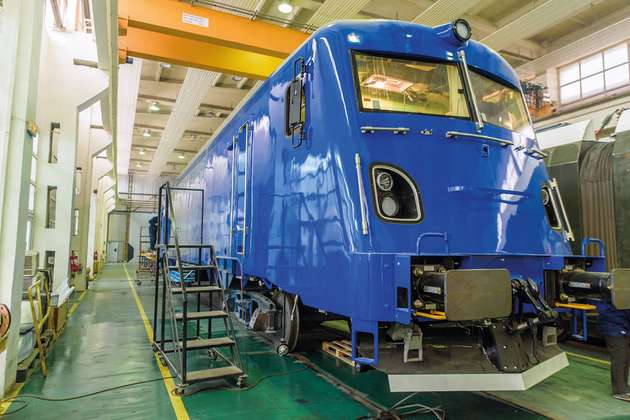 Die Lokomotive Transmontana von Softronic übernimmt den Erztransport in der Polarregion.