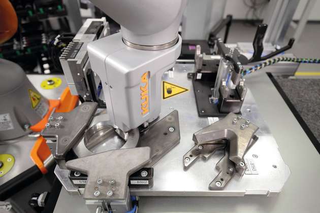 Beim automatisierten Messen spannt der Kuka LBR iiwa verschiedene Messmittel in Aufspannvorrichtung.