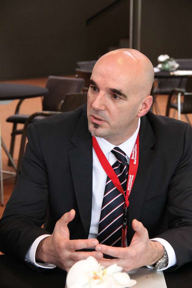 Alain Hermans, EMEA Process Leader bei Rockwell Automation: Mit der Hilfe des digitalen Zwillings „lassen sich die Werte des Normalzustands mit denen des laufenden Produktionsprozesses kontinuierlich vergleichen, um sicherzustellen, dass selbst kleinste Abweichungen erkannt werden.“
