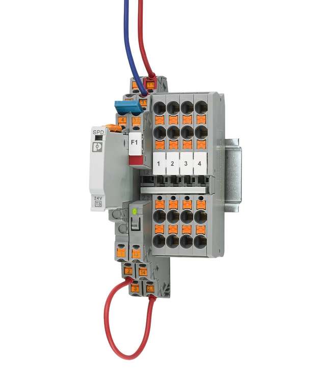 Platzsparend und sicher: Die 24-Volt-Potentialverteilung (rechts) kann mit Überstromschutz (Mitte) und Überspannungsschutz (links) kombiniert werden.
